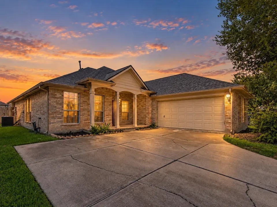 3 Bed 2 Bath Established Contemporary Home in Pearland, TX