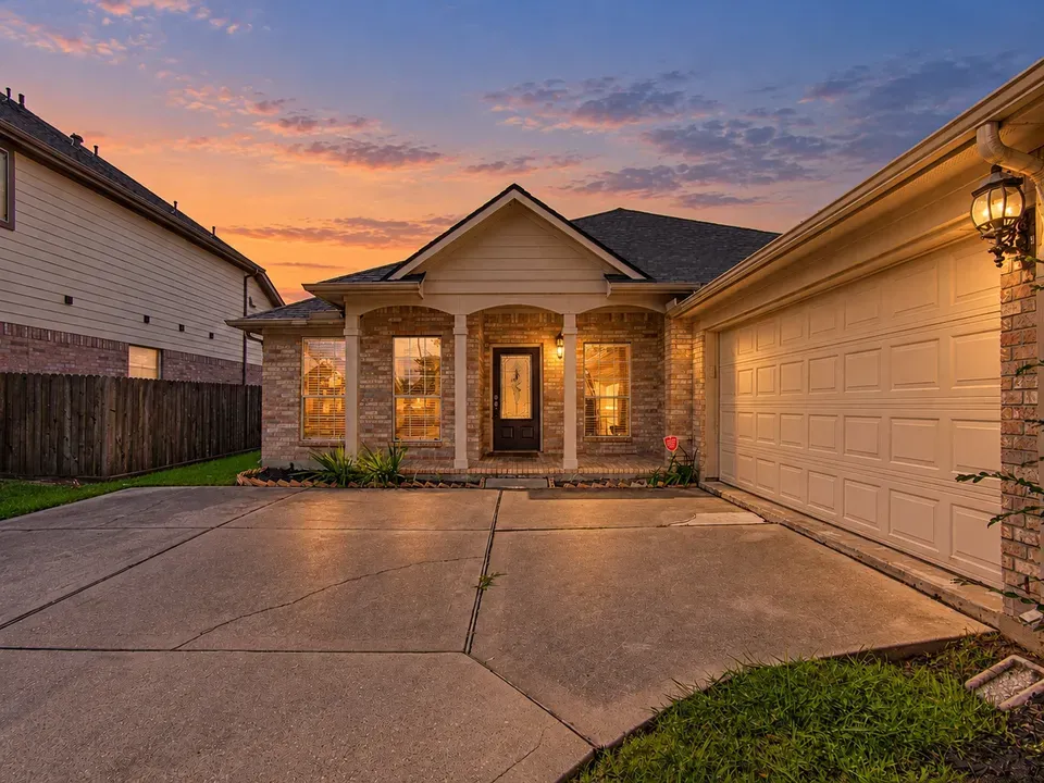 3 Bed 2 Bath Established Contemporary Home in Pearland, TX - 5