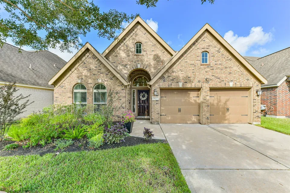 3 Bed 2 Bath Established Contemporary Home in Pearland, TX