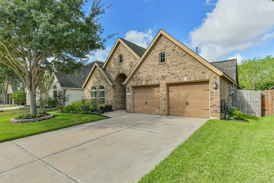 3 Bed 2 Bath Established Contemporary Home in Pearland, TX - 2