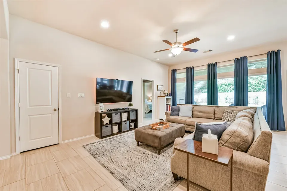 3 Bed 2 Bath Established Contemporary Home in Pearland, TX - 5