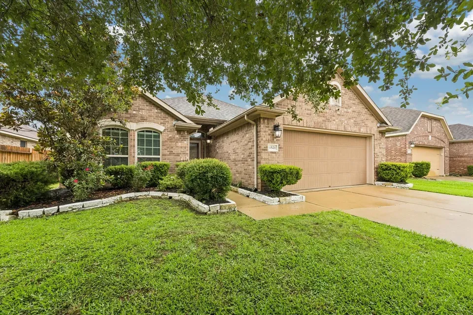 3 Bed 2 Bath Established Contemporary Home in Pearland, TX