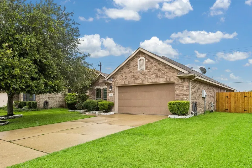 3 Bed 2 Bath Established Contemporary Home in Pearland, TX - 2