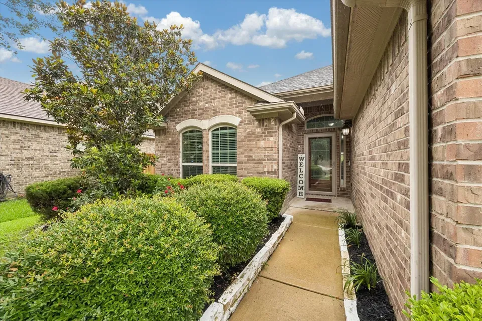 3 Bed 2 Bath Established Contemporary Home in Pearland, TX - 3
