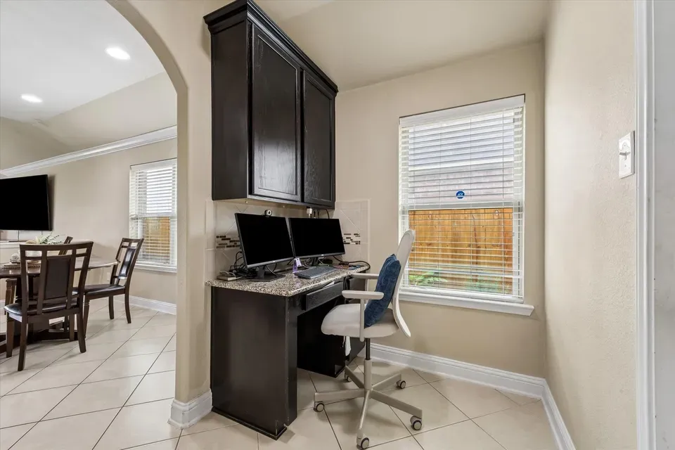3 Bed 2 Bath Established Contemporary Home in Pearland, TX - 4