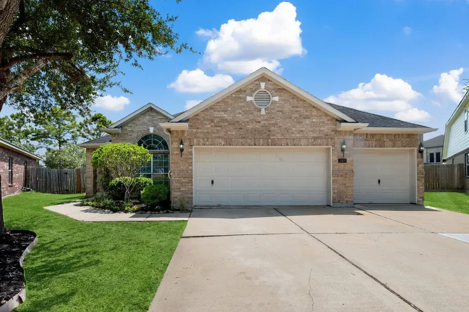 3 Bed 2 Bath Established Contemporary Home in Pearland, TX - 1
