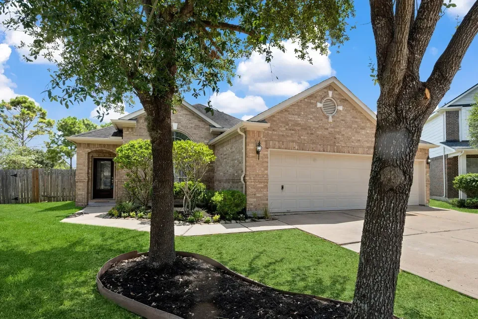 3 Bed 2 Bath Established Contemporary Home in Pearland, TX - 2
