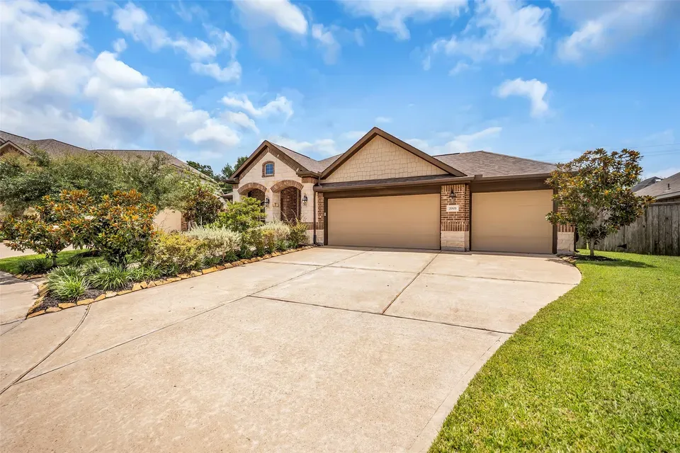 3 Bed 2 Bath Established Contemporary Home in Pearland, TX