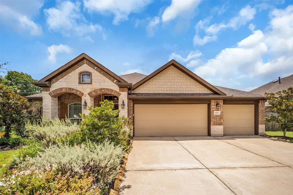 3 Bed 2 Bath Established Contemporary Home in Pearland, TX - 2