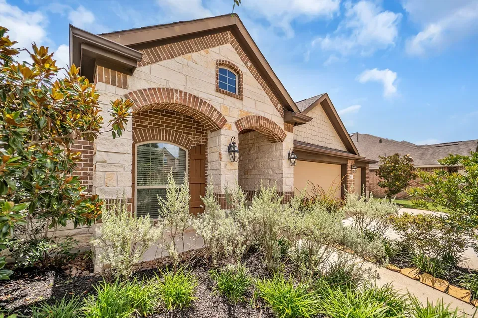 3 Bed 2 Bath Established Contemporary Home in Pearland, TX - 3