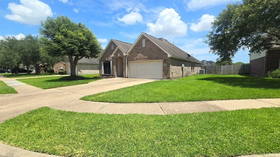 3 Bed 2 Bath Established Contemporary Home in Pearland, TX - 1