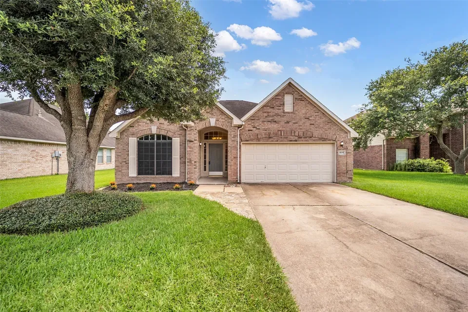 3 Bed 2 Bath Established Contemporary Home in Pearland, TX - 2