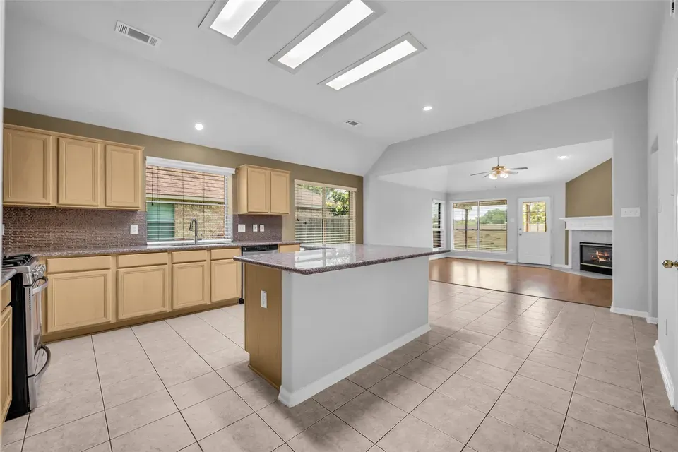 3 Bed 2 Bath Established Contemporary Home in Pearland, TX - 3