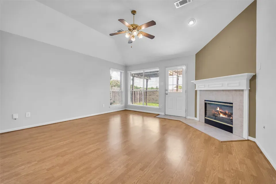 3 Bed 2 Bath Established Contemporary Home in Pearland, TX - 4