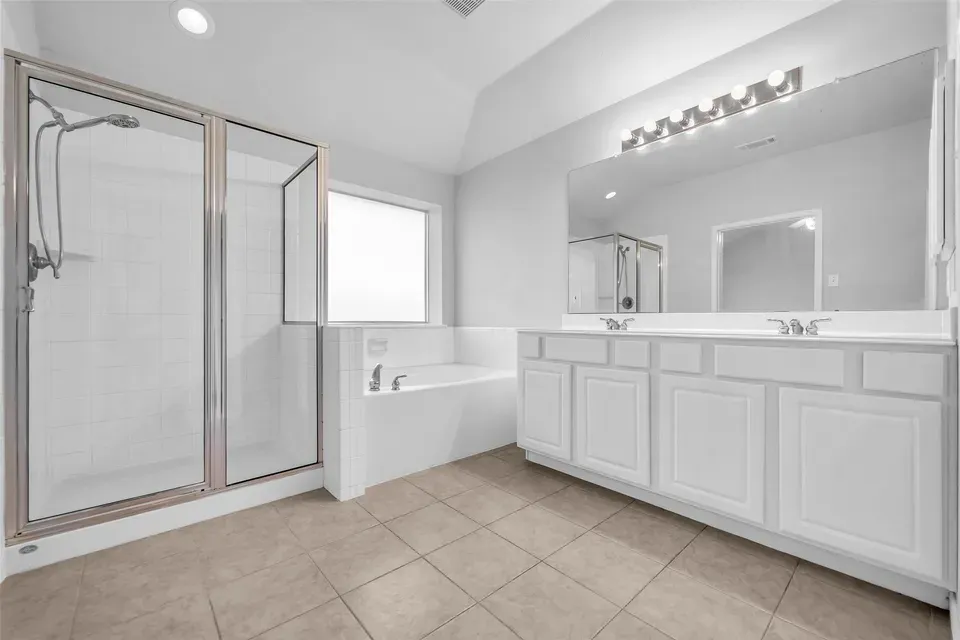 3 Bed 2 Bath Established Contemporary Home in Pearland, TX - 5