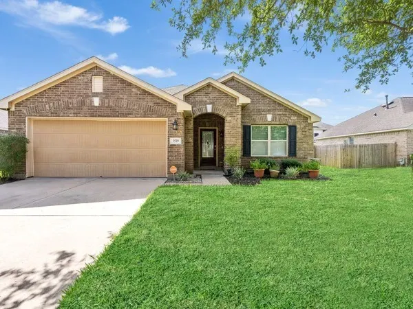3 Bed 2 Bath Established Contemporary Home in Pearland, TX