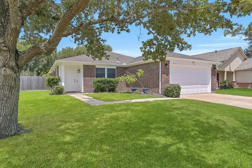 3 Bed 2 Bath Established Contemporary Home in Pearland, TX