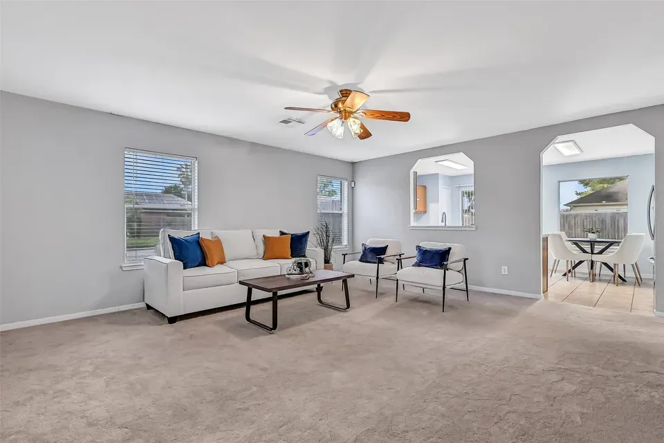 3 Bed 2 Bath Established Contemporary Home in Pearland, TX - 2