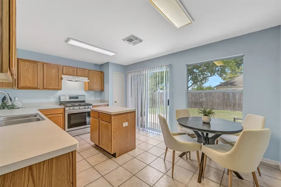 3 Bed 2 Bath Established Contemporary Home in Pearland, TX - 3