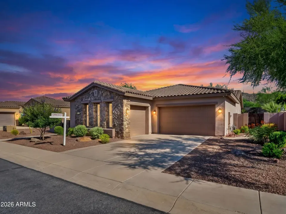 3 Bed 2 Bath Established Contemporary Home in Phoenix, AZ - 2