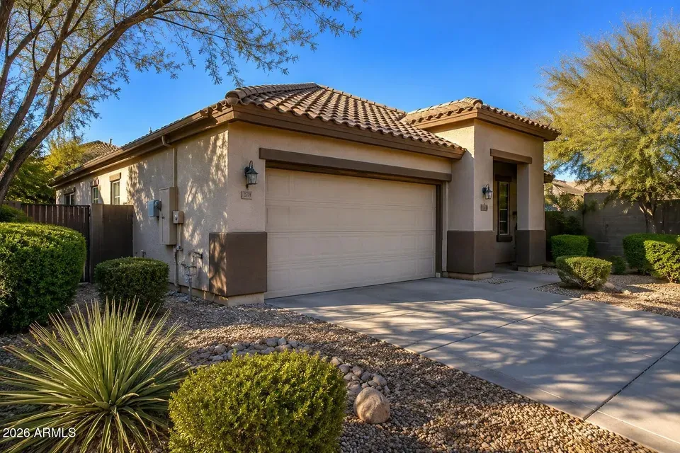 3 Bed 2 Bath Established Contemporary Home in Phoenix, AZ - 2