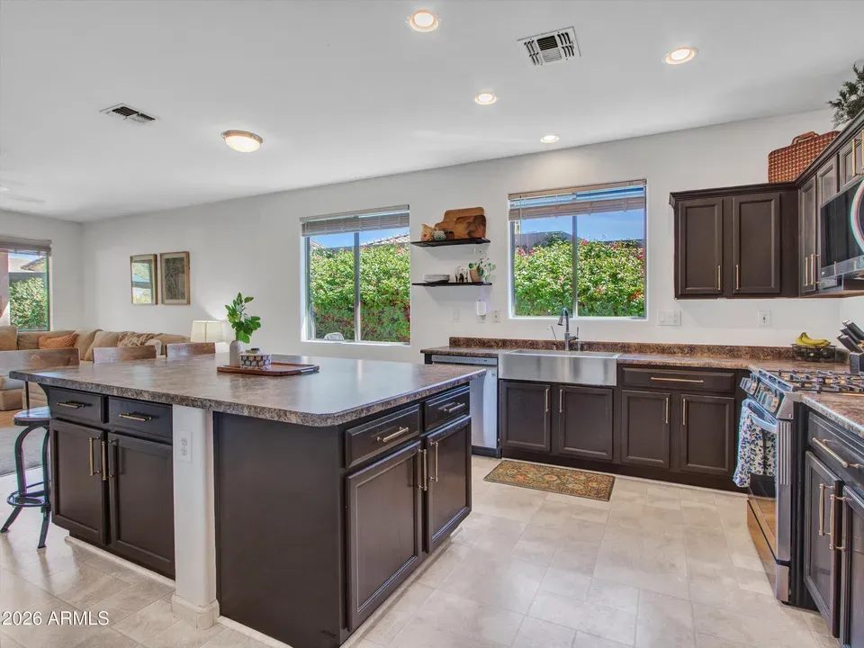 3 Bed 2 Bath Established Contemporary Home in Phoenix, AZ - 5