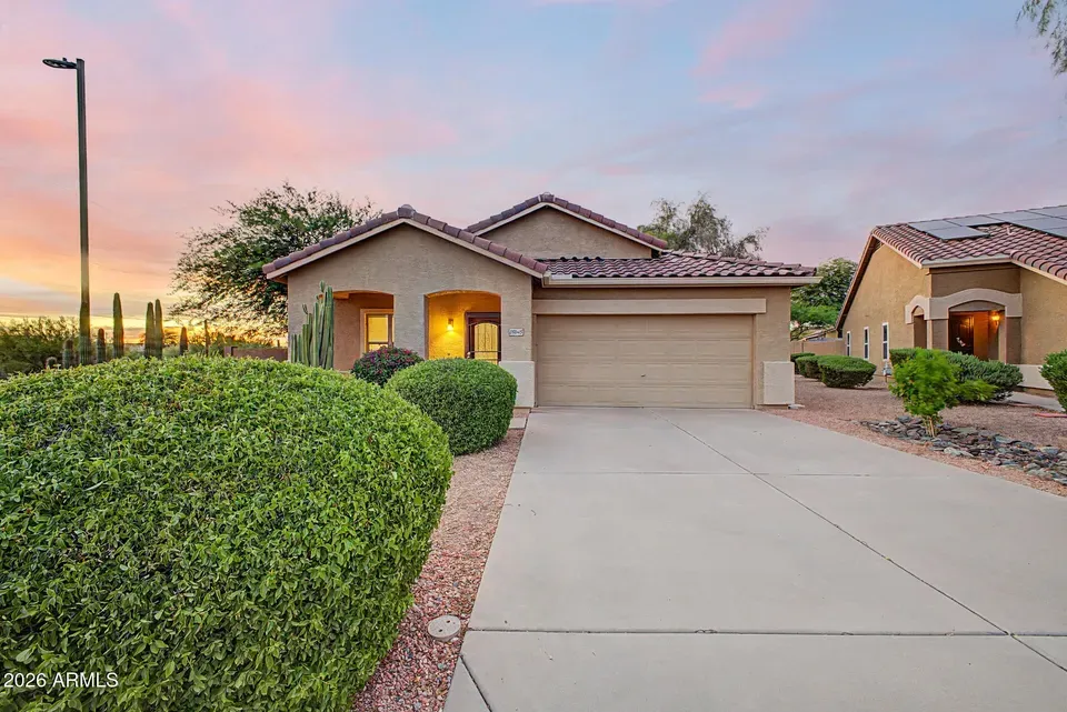 3 Bed 2 Bath Established Contemporary Home in Phoenix, AZ - 1