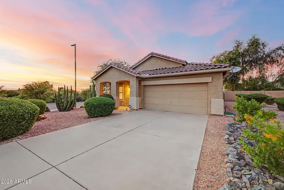 3 Bed 2 Bath Established Contemporary Home in Phoenix, AZ - 4