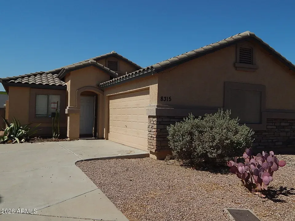 3 Bed 2 Bath Established Contemporary Home in Phoenix, AZ