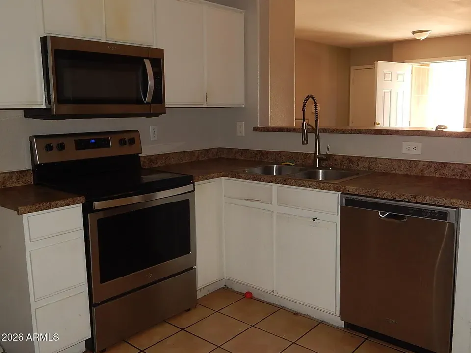3 Bed 2 Bath Established Contemporary Home in Phoenix, AZ - 4