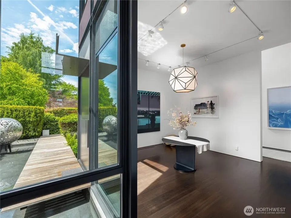 3 Bed 2 Bath Established Contemporary Home in Seattle, WA - 5