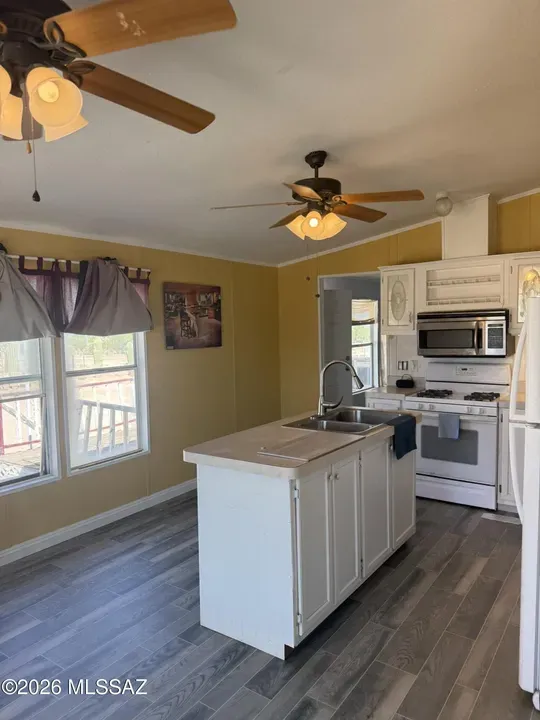 3 Bed 2 Bath Established Contemporary Home in Tucson, AZ