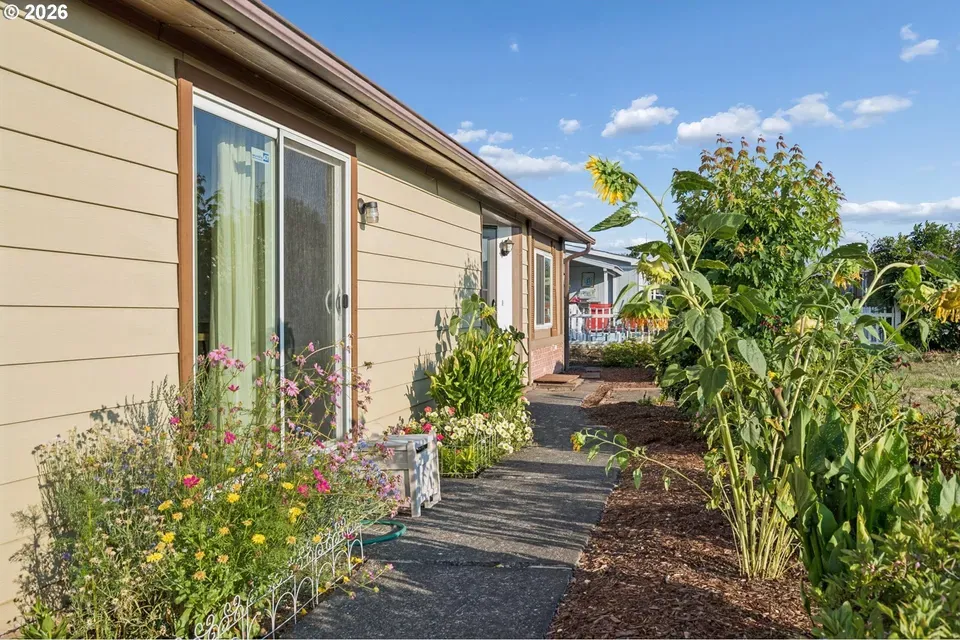 3 Bed 2 Bath Established Mid-Century Residence in Beaverton, OR - 4