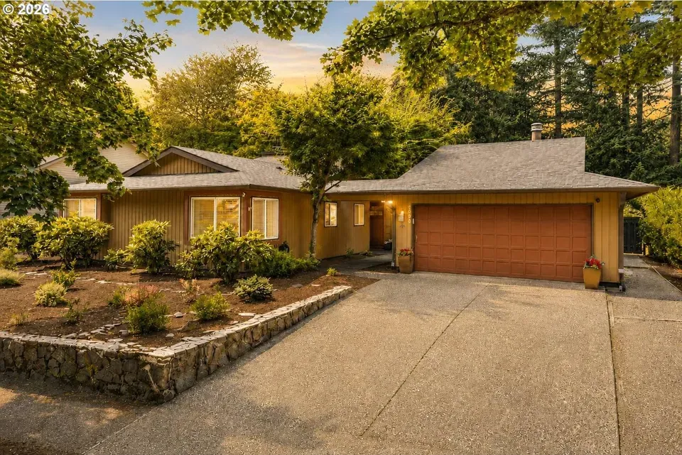 3 Bed 2 Bath Established Mid-Century Residence in Beaverton, OR