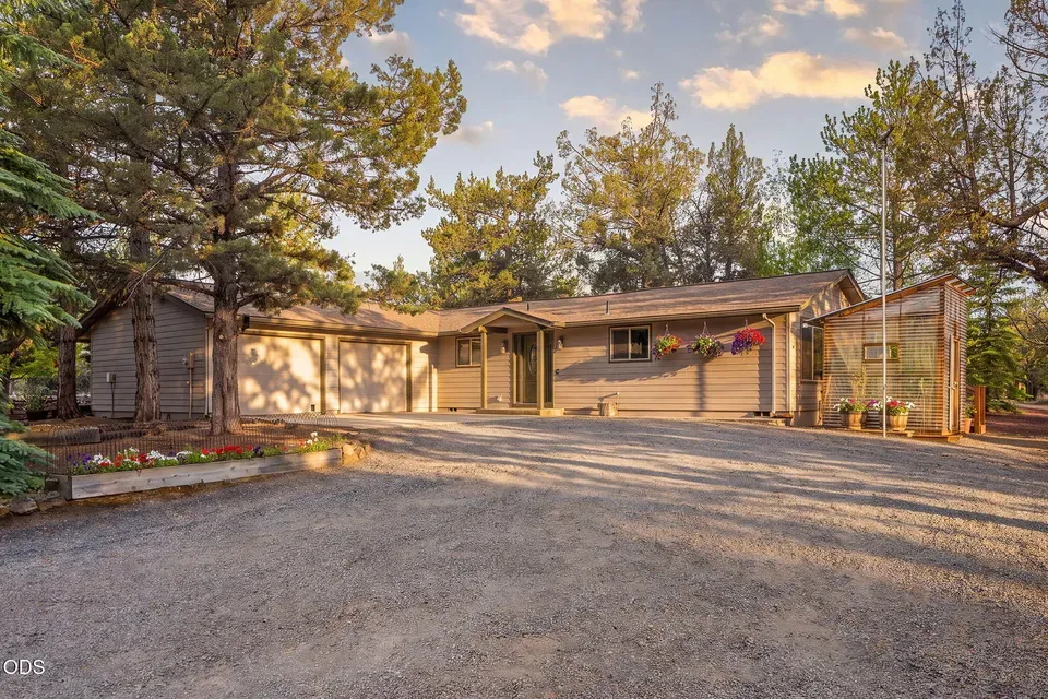 3 Bed 2 Bath Established Mid-Century Residence in Bend, OR - 1