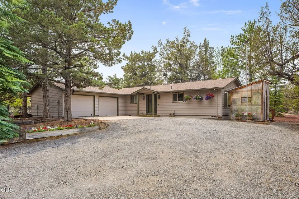 3 Bed 2 Bath Established Mid-Century Residence in Bend, OR - 2