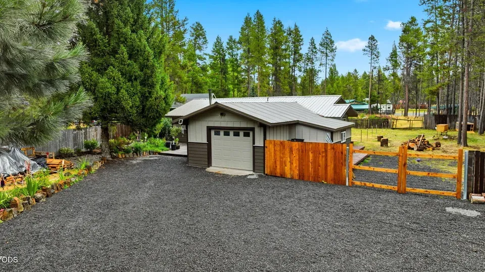 3 Bed 2 Bath Established Mid-Century Residence in Bend, OR - 2