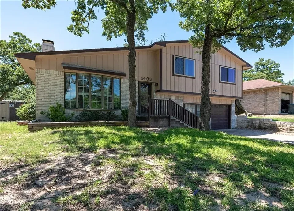 3 Bed 2 Bath Established Mid-Century Residence in College Station, TX