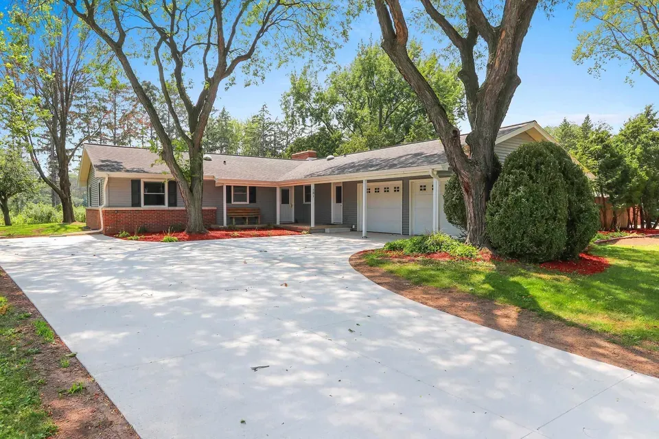 3 Bed 2 Bath Established Mid-Century Residence in Green Bay, WI - 1