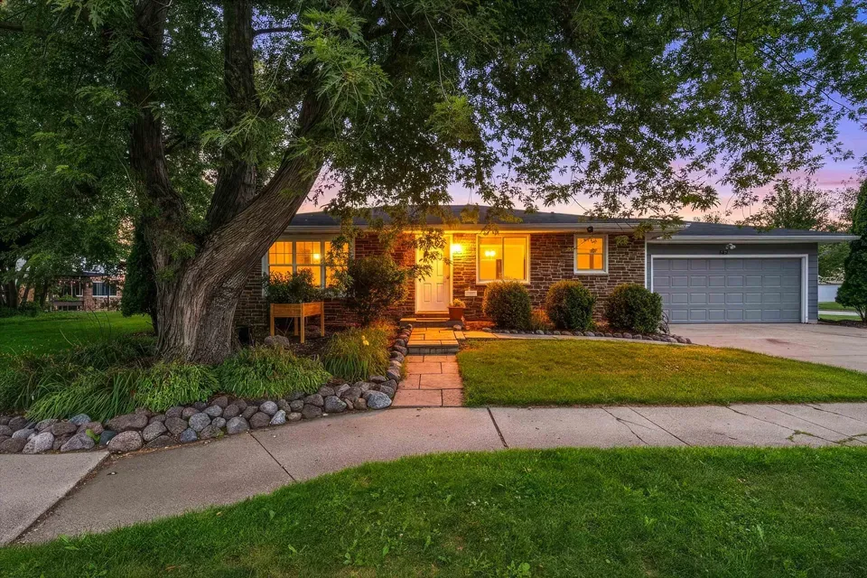 3 Bed 2 Bath Established Mid-Century Residence in Green Bay, WI - 1