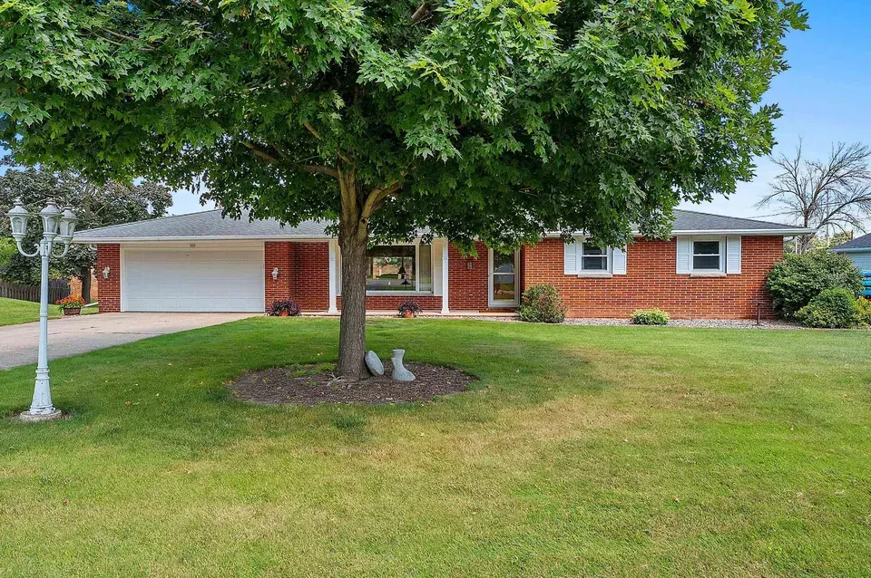 3 Bed 2 Bath Established Mid-Century Residence in Green Bay, WI - 1