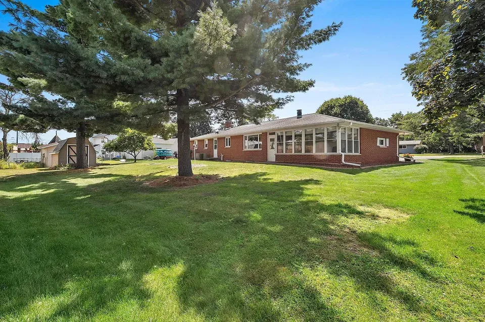 3 Bed 2 Bath Established Mid-Century Residence in Green Bay, WI - 2
