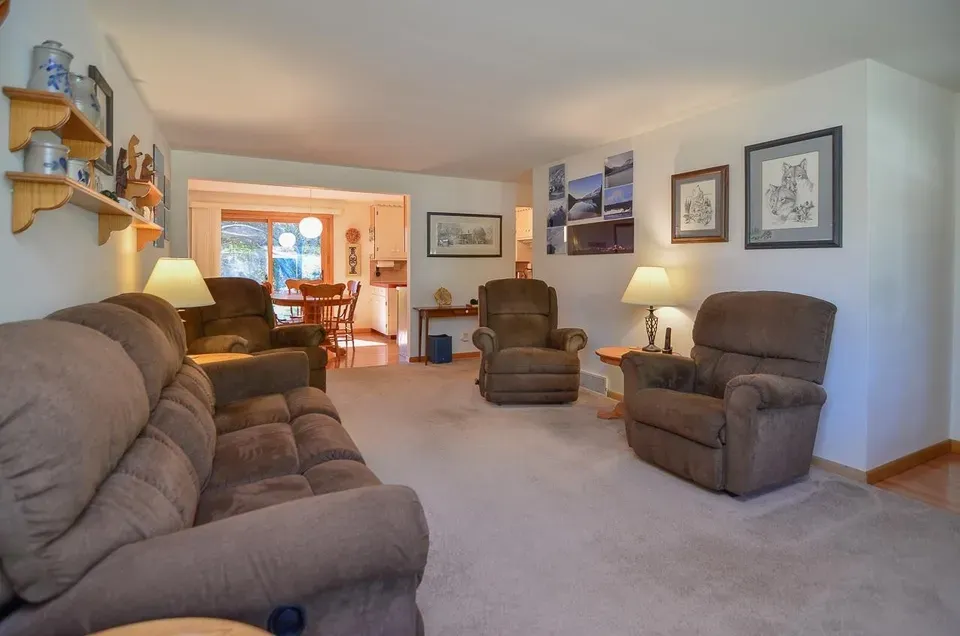 3 Bed 2 Bath Established Mid-Century Residence in Green Bay, WI - 2