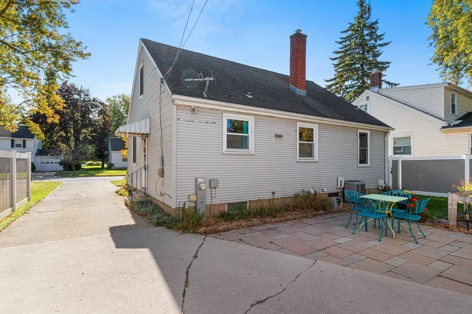 3 Bed 2 Bath Established Mid-Century Residence in Green Bay, WI - 2