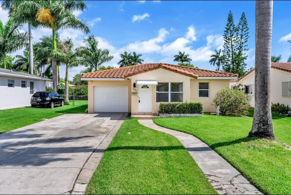 3 Bed 2 Bath Established Mid-Century Residence in Hollywood, FL