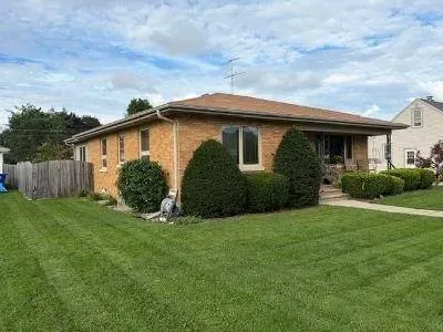 3 Bed 2 Bath Established Mid-Century Residence in Kenosha, WI - 2