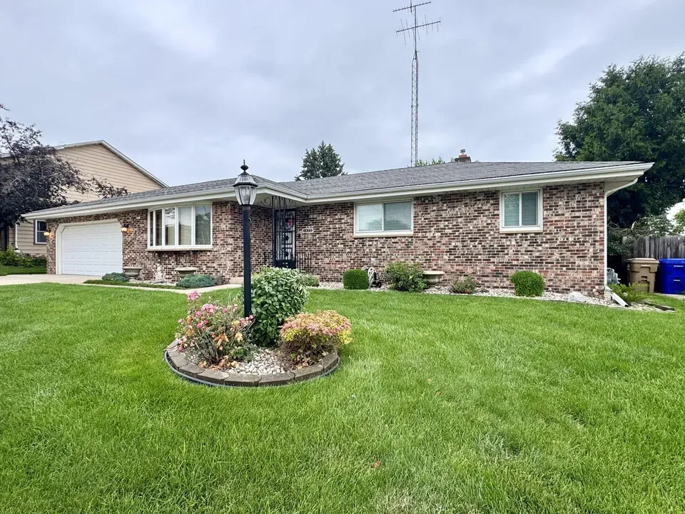 3 Bed 2 Bath Established Mid-Century Residence in Kenosha, WI