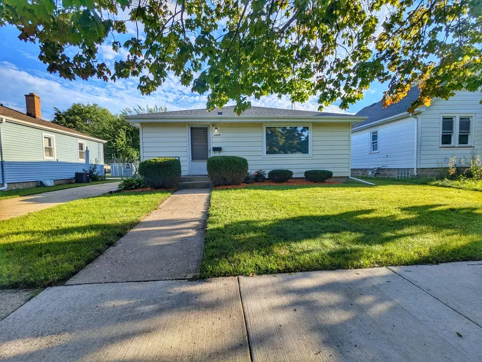 3 Bed 2 Bath Established Mid-Century Residence in Kenosha, WI