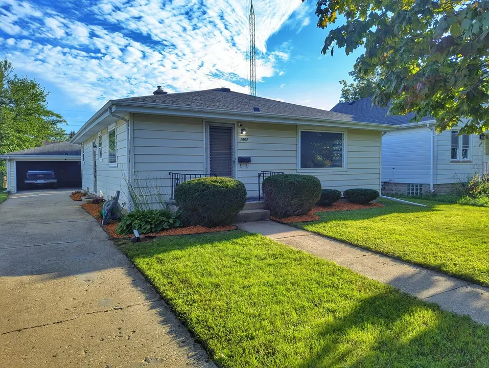3 Bed 2 Bath Established Mid-Century Residence in Kenosha, WI - 2