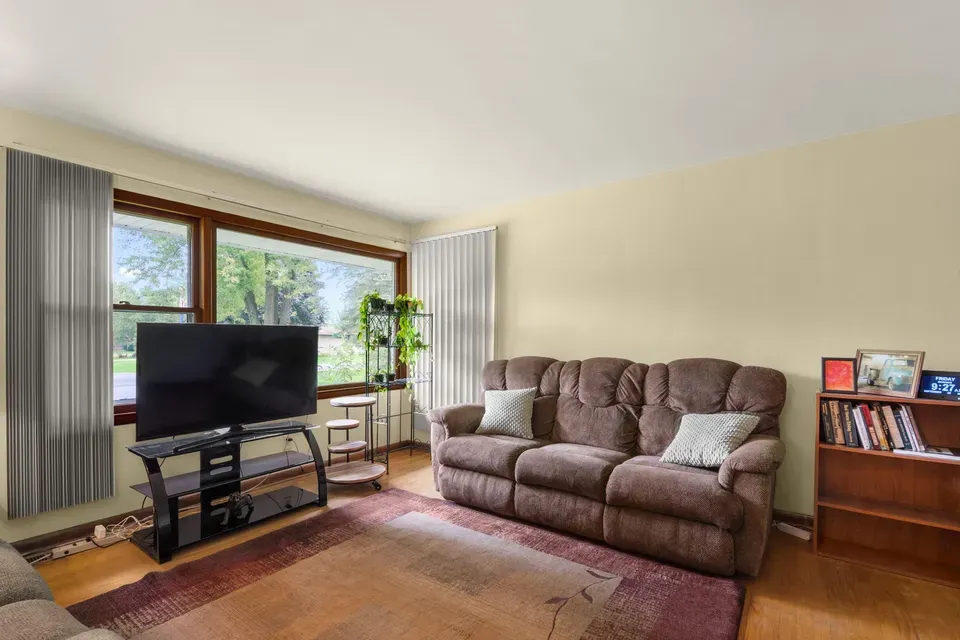 3 Bed 2 Bath Established Mid-Century Residence in Kenosha, WI - 5